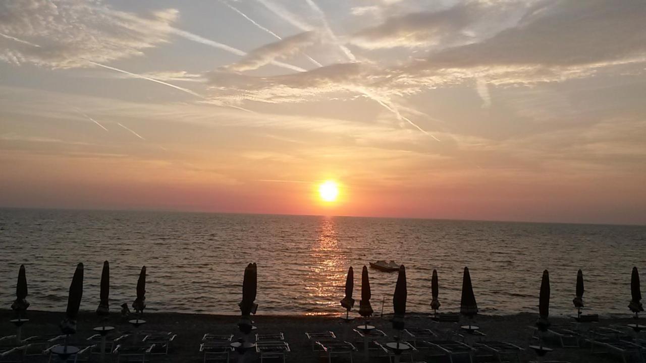 Miledy Monolocale Direttamente Sul Mare Daire Marina di Castagneto Carducci Dış mekan fotoğraf